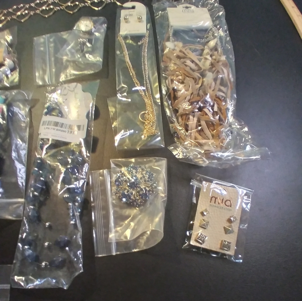 New 15 Pc Jewelry Presents Resell - Picture 7 of 8